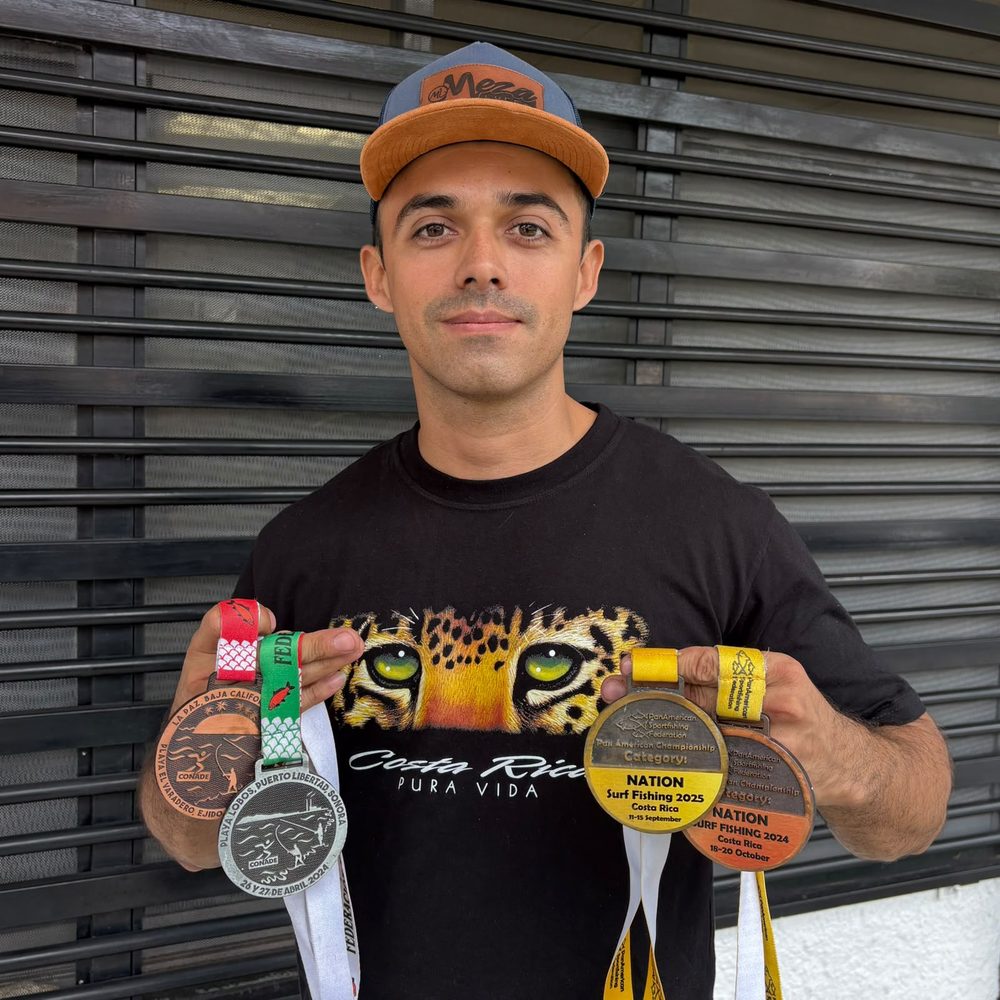 Daniel Meza con sus medallas de los Panamericanos de pesca de playa en Costa Rica