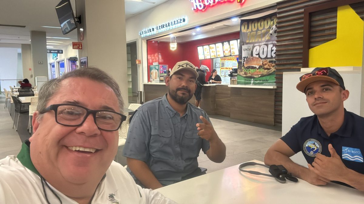 Luis Miguel García, presidente de la Federación Panamericana de Pesca Deportiva, con la delegación de Baja California Sur