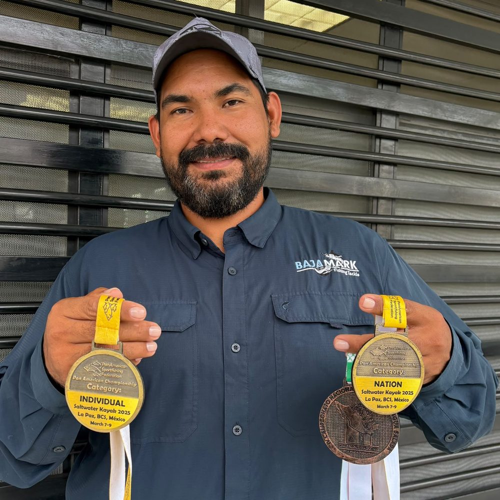 Rubén Hernández con sus medallas del Panamericano de kayak de mar en La Paz, BCS